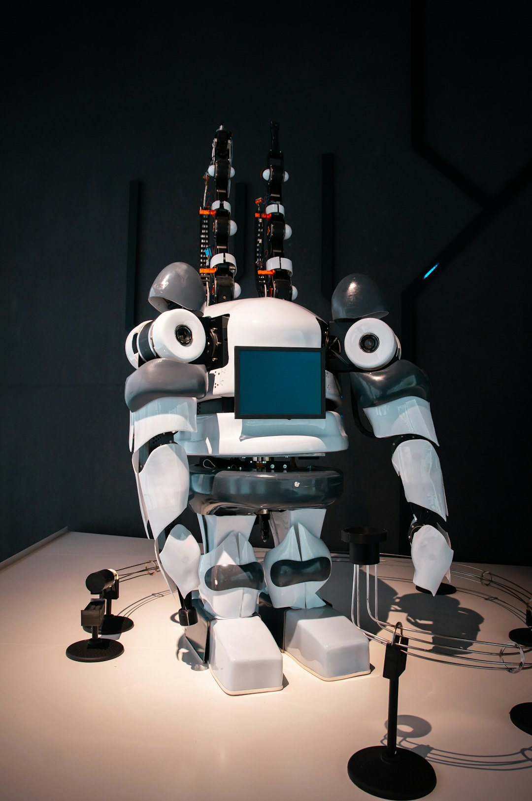 Robot interactuando con humanos en entorno social